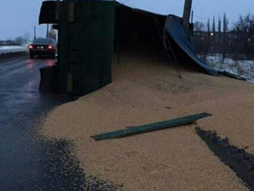 В Кривом Роге в результате ДТП перевернулся грузовик с зерном