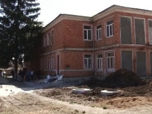 В Кривом Роге мэр проинспектировал строительство детского сада в Тернах (фото)