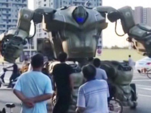 Китаец создал гигантский боевой робот-танк (ВИДЕО)