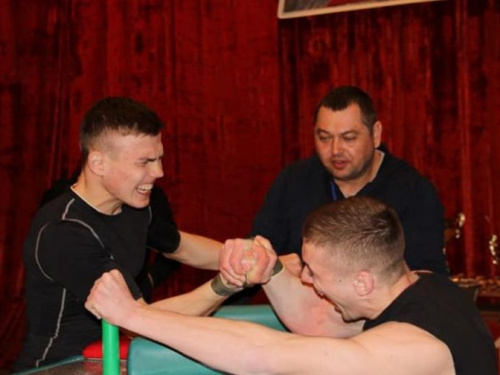 В 17-й ОМТБр Кривого Рога стартовали всеукраинские соревнования по армспорту среди бойцов ВСУ (фото)