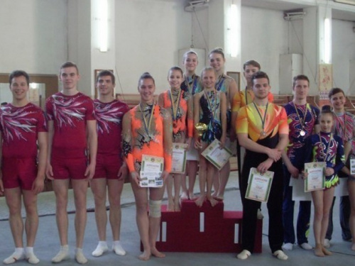 Акробаты из Кривого Рога одержали победу на всеукраинском турнире (ФОТО)