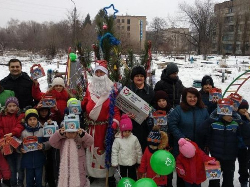 Ёлка, дед Мороз и сладости: как прошли праздники дворов в районах Кривого Рога (фото)