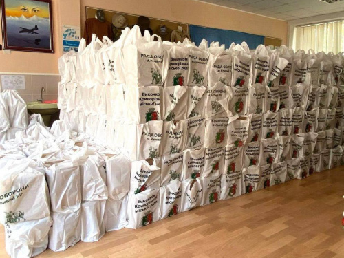 Видача продуктових наборів, фото управління преси криворізького виконкому 