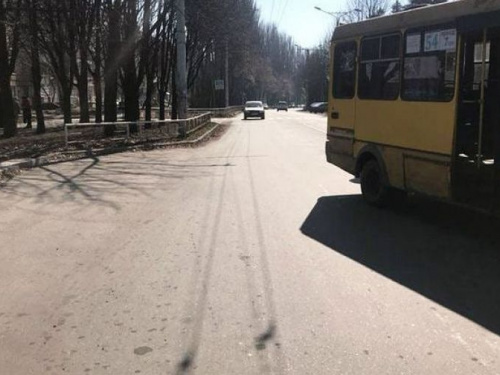 В Кривом Роге маршрутка сбила пенсионерку на остановке