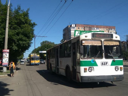 В Кривом Роге над проезжей частью повисла опора от троллейбусной сети (ФОТО)