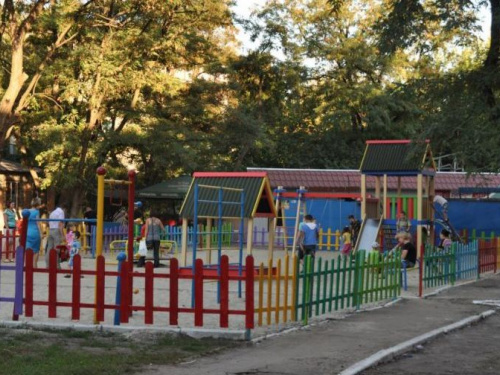 Жители Кривого Рога требуют построить детский парк с площадкой