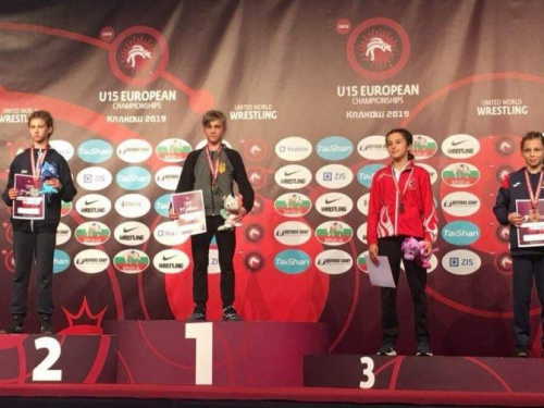 Юная криворожанка победила на чемпионате Европы по вольной борьбе (фото)