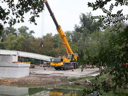 В Кривом Роге строят 65-метровый мост через реку