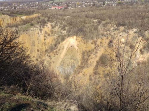 На Днепропетровщине подросток упал в заброшенный карьер