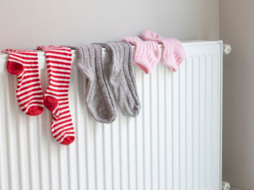 Кольорові шкарпетки сушаться на батареї - фото з відкритих джерел