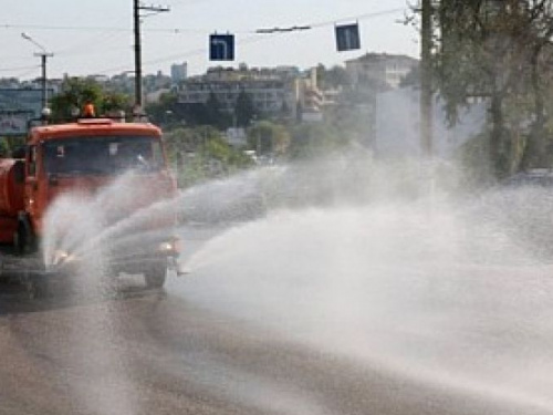 "Поливалки" против пыли: кто, где и когда должен мыть водой улицы Кривого Рога (график)