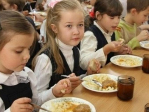 Криворожан просят пройти опрос: как вы относитесь к дежурствам в школьных столовых?