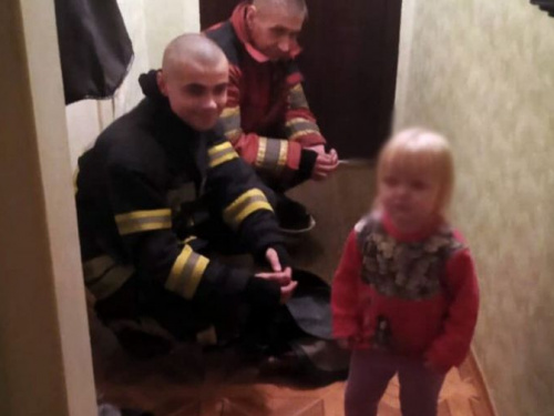 В Кривом Роге спасатели открыли квартиру, в которой осталась 2-летняя девочка (фото)