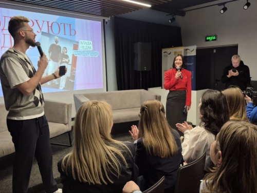 Гендерні стереотипи проти реальності: у Кривому Розі відверто обговорили ролі жінок і чоловіків на FemParty