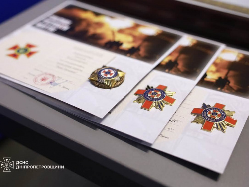 «За відвагу в надзвичайній ситуації»: рятувальники Дніпропетровщини отримали відзнаки