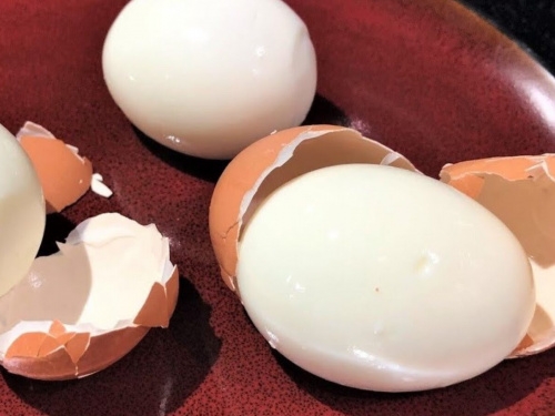 Без рваного білка: як правильно чистити варені яйця - фото з відкритих джерел