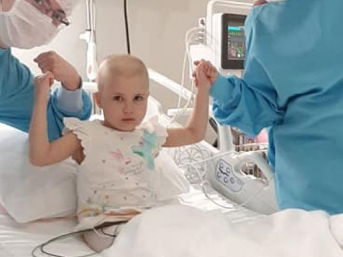 Онкобольной девочке из Кривого Рога сделали операцию по пересадке костного мозга 