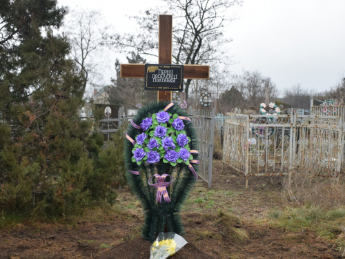 Кладовище, могилка з вінком та хрестом - фото з відкритих джерел 