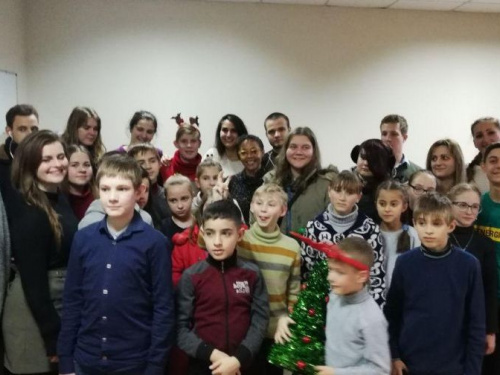 Блестки, дождик и песни под гитару: в Кривом Роге дети-переселенцы подготовили игрушки для участия в новогоднем конкурсе (обновлено)