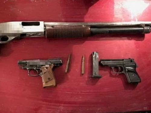 У жителя Кривого Рога правоохранители изъяли наркотики, запас оружия и боеприпасов (фото)