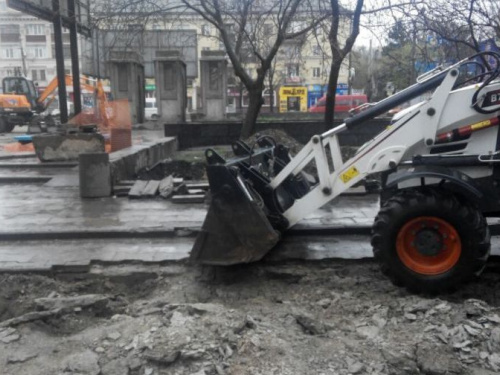 Полным ходом: в Кривом Роге идет ремонт парка имени Богдана Хмельницкого (фотофакт)