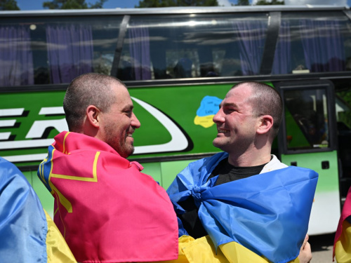 Після довгих років неволі: до рідної Дніпропетровщини з російського полону повернулися девʼятеро захисників