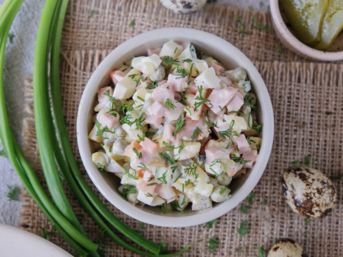 Салат Олівʼє в тарілці - фото з відкритих джерел