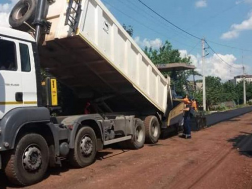 В одном из районов Кривого Рога во дворах жилых домов продолжают асфальтировать улицы (ФОТОФАКТ)