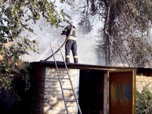 В Кривом Роге горели хозпостройки (фото)