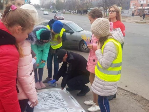 В Кривом Роге патрульные вместе с детьми напомнили жителям города о правилах безопасности на дорогах