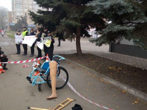 Инвалидная коляска, похоронные венки, костыли и траурное фото: в Кривом Роге патрульные провели показательную акцию