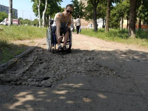 #ТротуарНеКратер: в Кривом Роге активисты "Руху без меж" инициировали флешмоб