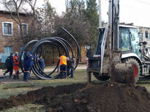 В Кривом Роге продолжается работа по замене труб городского водопровода