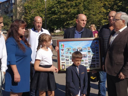 Мэру Кривого Рога вручили сувенир с автографамии криворожан на память (ФОТО)