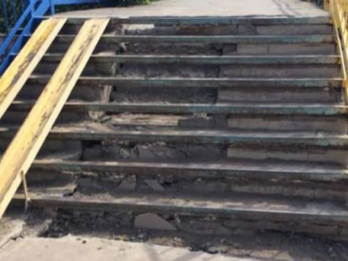 Пешеходный мост, ведущий к криворожской городской больнице, оказался "ничейным" (фото)