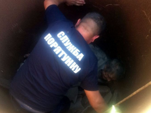 Под Кривым Рогом мужчина провалился в двухметровый колодец