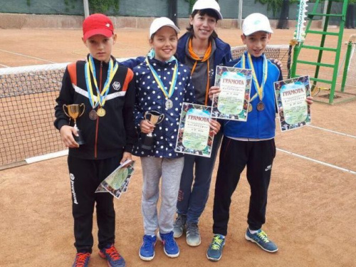 Юные криворожские теннисисты завоевали три первых места на соревнованиях в Новой Каховке (фото)