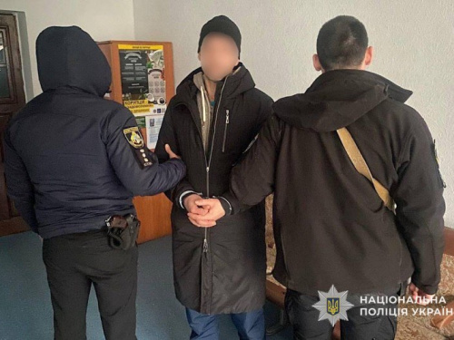 Чужа банківська картка та незаконне утримання лікарки: у Кривому Розі повідомили про підозри двом містянам