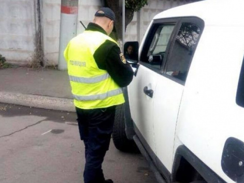 Патрульные на улицах города выписали штрафы криворожанам за неправильную парковку (ФОТО)