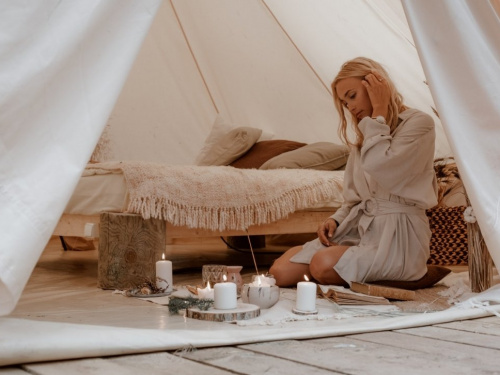 Дівчина біля ліжка, розпалені свічки, час для релаксу - фото з відкритих джерел