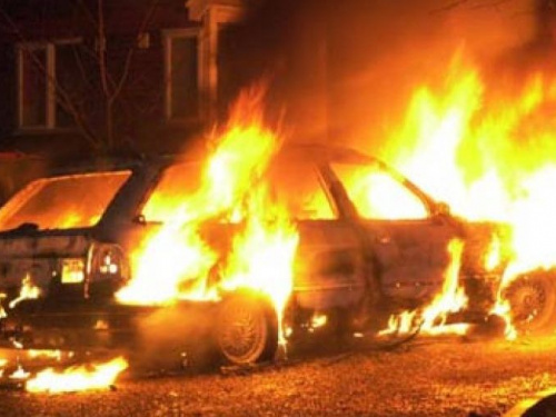В Кривом Роге ночью загорелись два автомобиля