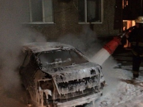 В Кривом Роге загоревшийся автомобиль повредил окна и фасад балкона дома (ФОТО)