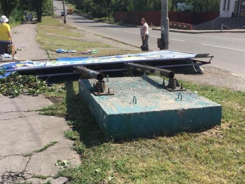 В Кривом Роге шквальный ветер вырвал "с корнем" несколько рекламных конструкций (фото)