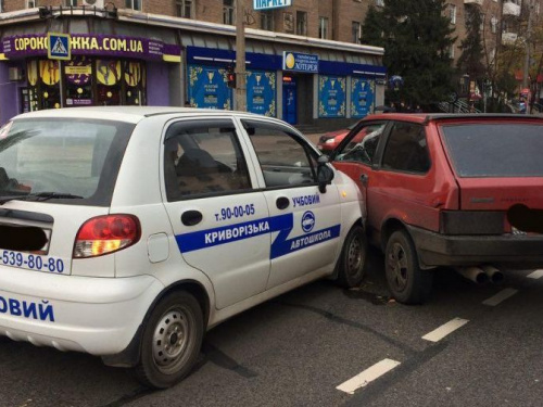 Берегись автомобиля: В Кривом Роге в ДТП попал водитель учебный машины (ФОТО)