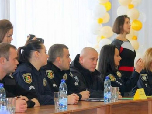 Общение и подарки: в Кривом Роге стартовал новый проект "Школьный офицер полиции"(фото)