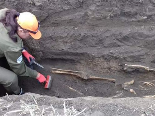 Волонтеры во время поисковой экспедиции под Кривым Рогом нашли останки четверых воинов (ФОТО)