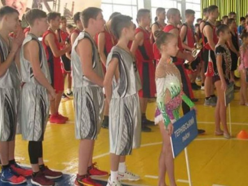 В Кривом Роге проходит традиционный городской турнир по баскетболу памяти Вадима Гурова