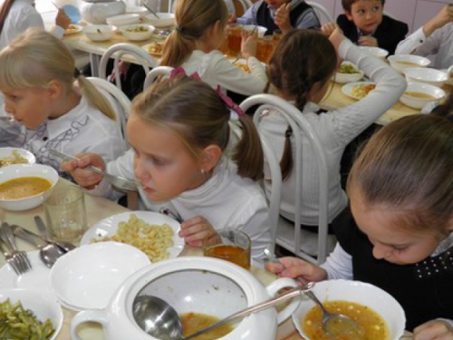Без сосисок і снеків: в Україні з 1 вересня у школах діятимуть нові норми харчування