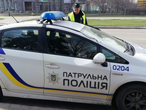 В Кривом Роге пьяный мужчина повредил собой автомобиль патрульной полиции