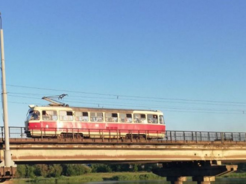 В Кривом Роге женщина выпала из трамвая во время движения